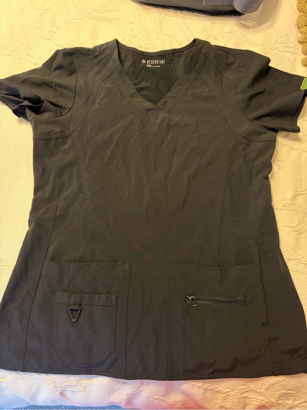 Med Couture Black V-neck Scrub Top medium - lots of pockets